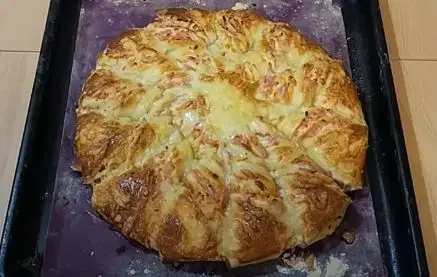 Пирог с сыром и сосисками