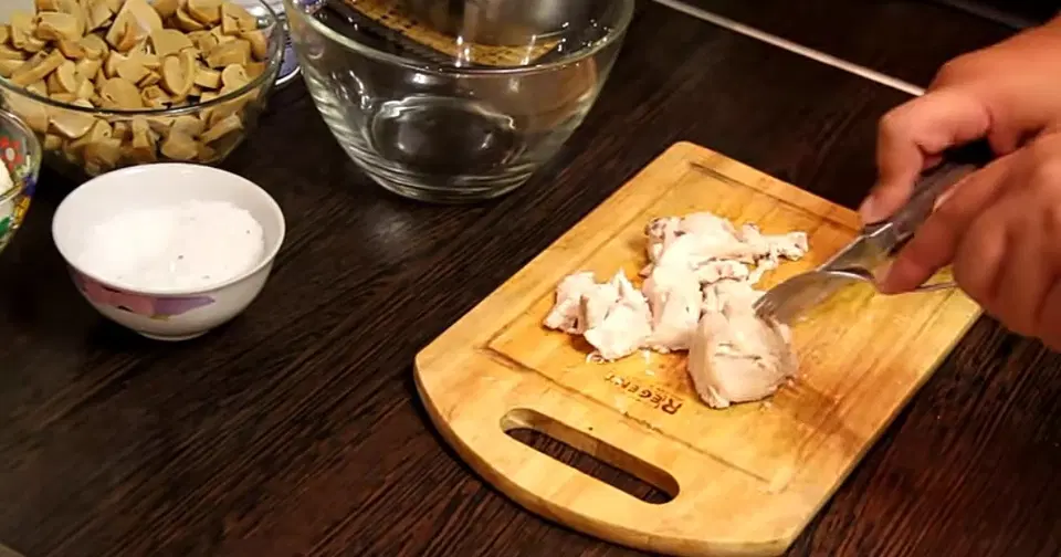 Нежный куриный жюльен с грибами и сыром — шаг 7