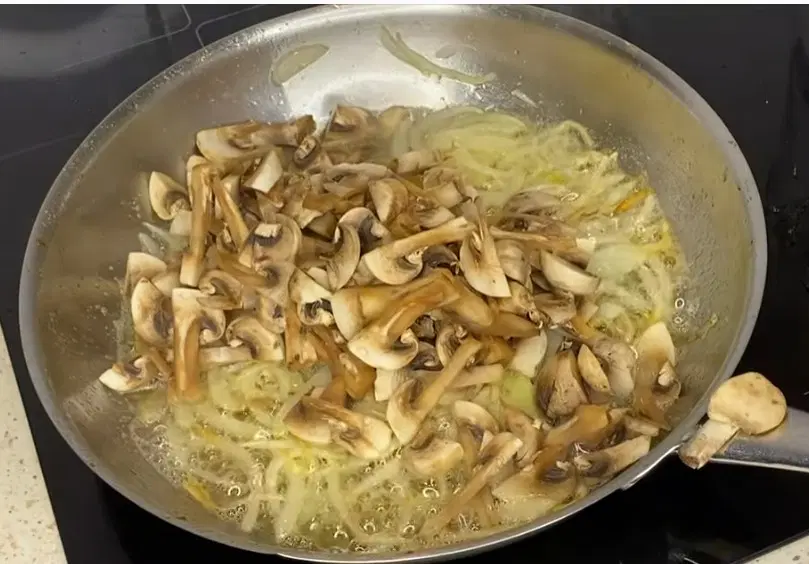 Мясо по-строгановски с грибами — шаг 2