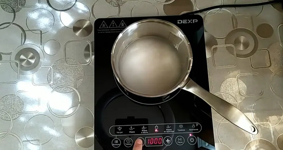 Слоеный салат с тунцом, рисом и луком — шаг 3