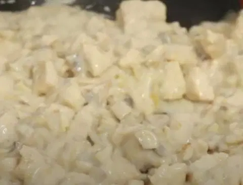 Жульен с курицей в булочке — шаг 9