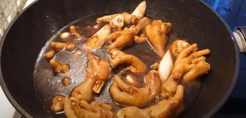 Куриные лапки, обжаренные на воке
