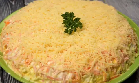 Слоеный салат с курицей и шампиньонами