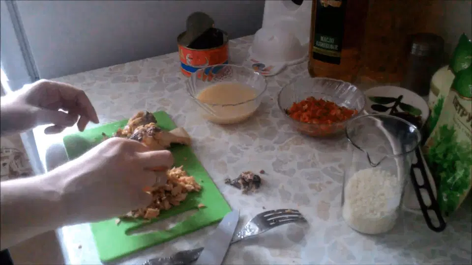 Уха из рыбных консервов — шаг 1