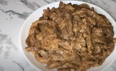 Говядина, тушенная в сметане