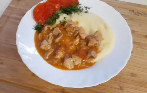 Гуляш из свинины с томатом