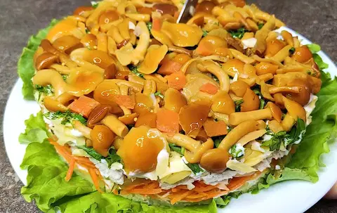 Белорусский слоеный салат с опятами и картофелем