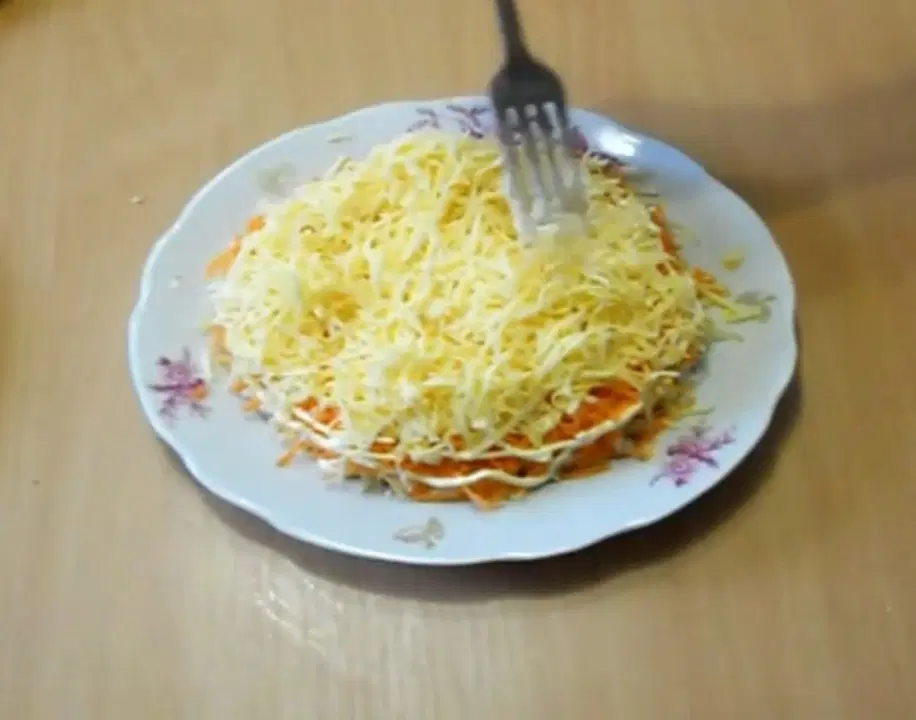Салат с яблоками, морковью, яйцами и сыром — шаг 3