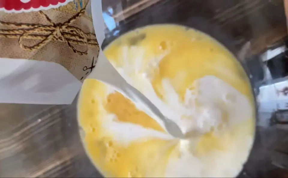 Брокколи, запеченная в духовке, с яйцами и травами — шаг 6