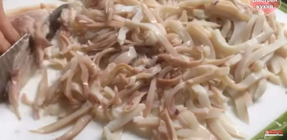 Салат с кальмарами, яблоками и сыром — шаг 4