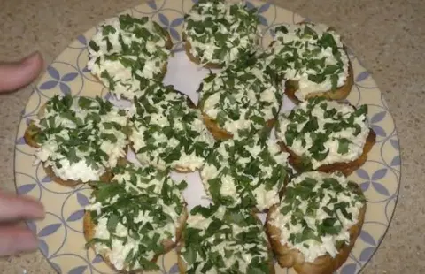 Закусочные бутерброды с сыром и яйцом