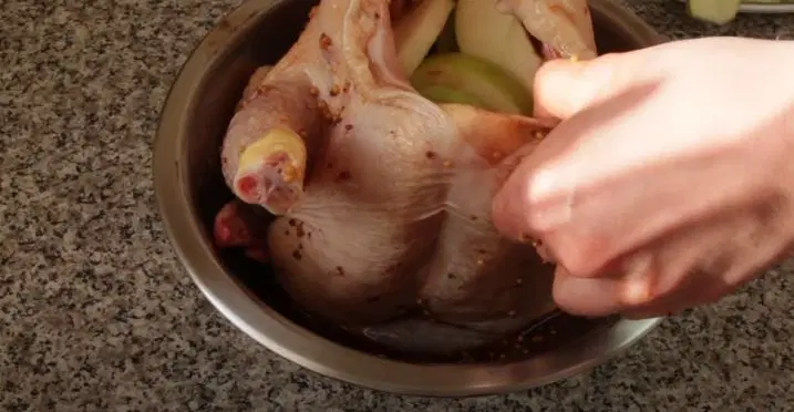 Курица с яблоками в медово-горчичном маринаде — шаг 5