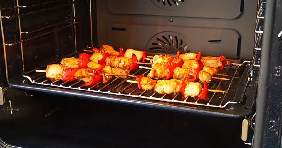 Шашлык куриный в духовке на шпажках — шаг 9
