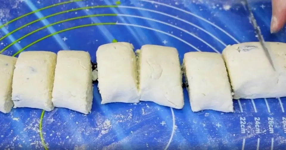 Вкусные творожные сырники с изюмом — шаг 4