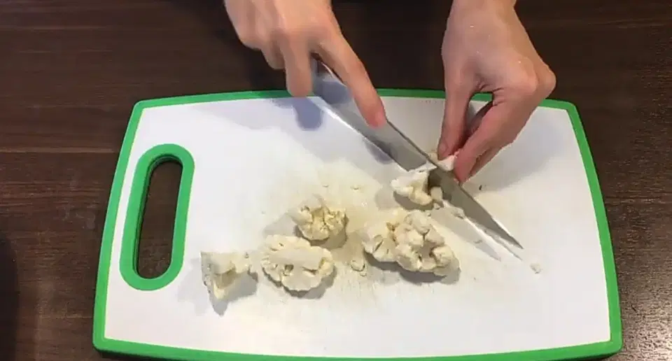 Яичница с колбасой и сыром в духовке — шаг 2