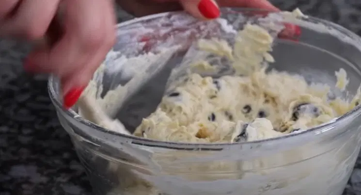 Шарлотка с голубикой — шаг 9