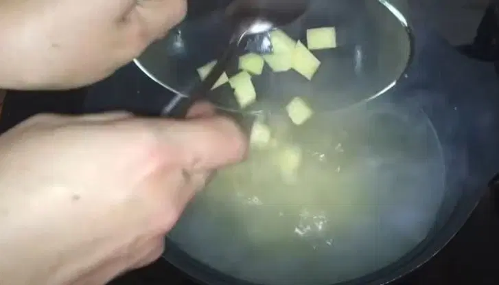 Сырный суп в горшочках в духовке — шаг 5