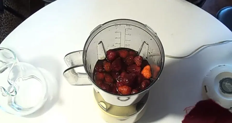 Клубничный сок — шаг 1