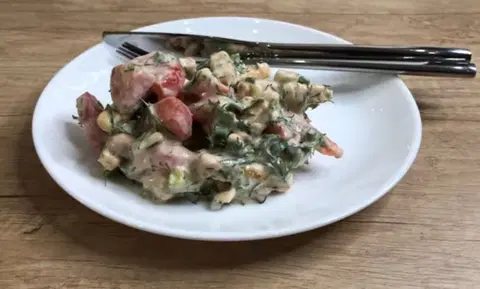 Салат с сухарями и помидорами