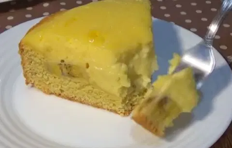 Пирог с бананами и сметанным кремом