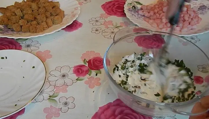 Салат с королевскими креветками и сухариками — шаг 2