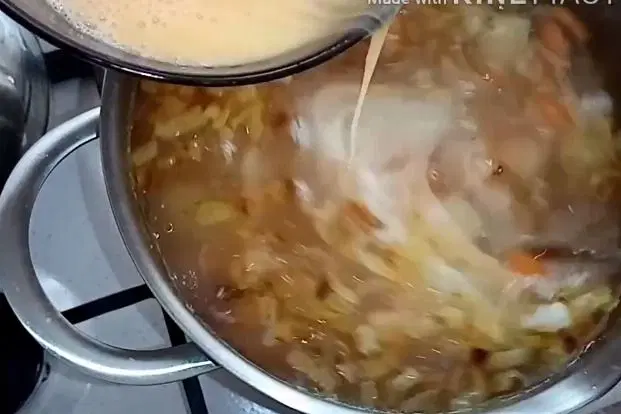 Легкий суп со щавелем и яйцом — шаг 5