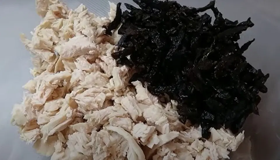 Салат с курицей, черносливом и грецкими орехами — шаг 3
