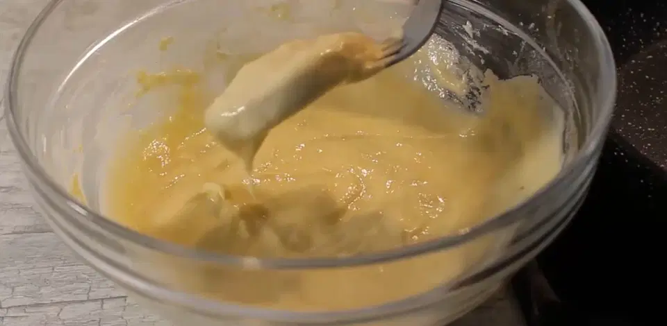 Колбаса в кляре на сковороде — шаг 2