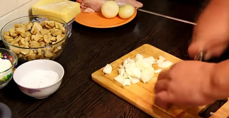 Нежный куриный жюльен с грибами и сыром — шаг 2