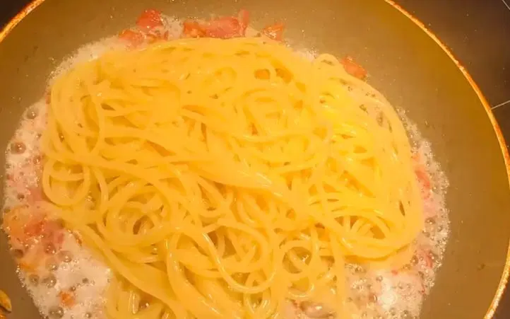 Паста карбонара «Pasta alla carbonara» — шаг 6