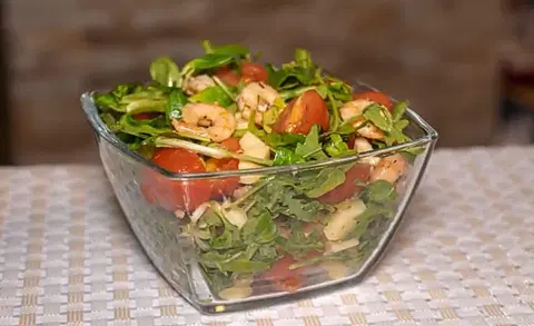 Салат с креветками, рукколой и помидорами черри