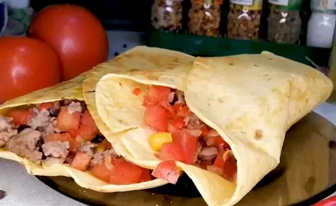 Острый буритос с мясом и фасолью