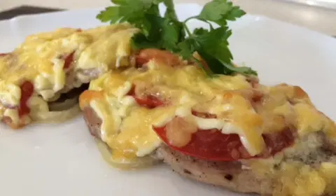 Свинина по-французски с сыром и луком