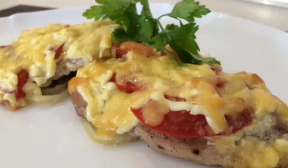 Свинина по-французски с сыром и луком