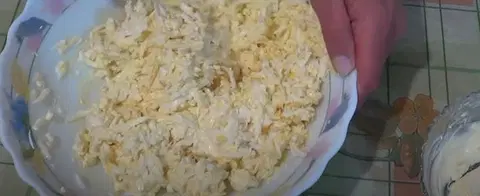Сырный салат с яйцом и чесноком