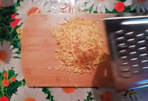 Салат с куриным филе, сухариками и овощами — шаг 5