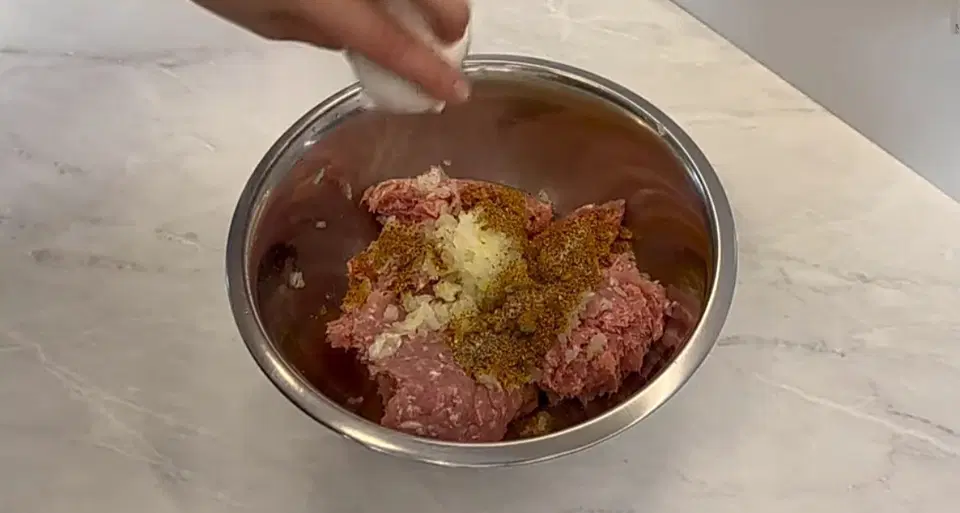 Макароны с фрикадельками в сковороде — шаг 2