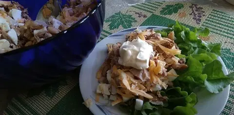 Салат с бужениной и грибами с луком и сыром