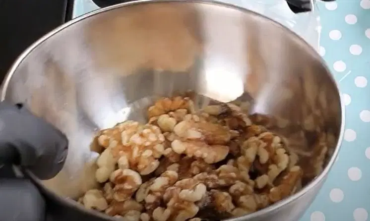 Запеченные яблоки с орехами, изюмом, медом и корицей — шаг 2
