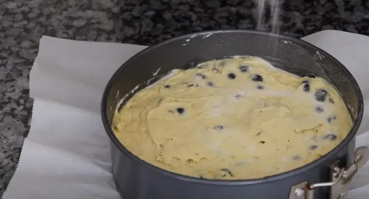 Шарлотка с голубикой — шаг 10