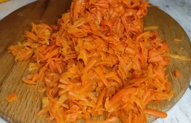 Салат Мимоза с горбушей и сливочным маслом — шаг 3