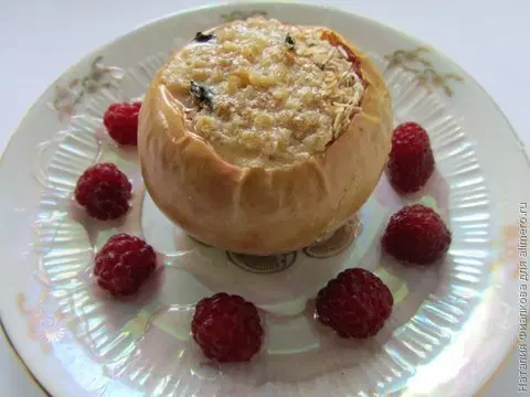 Запеченное яблоко с изюмом и овсянкой
