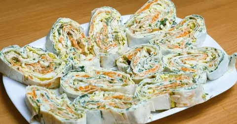 Рулет из лаваша с огурцом