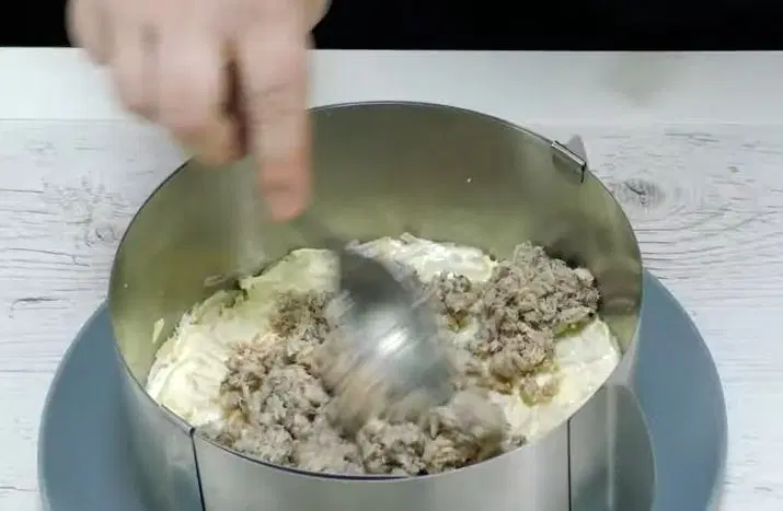 Вкусный рыбный салат Мимоза — шаг 4