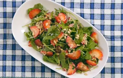 Салат из клубники с рукколой