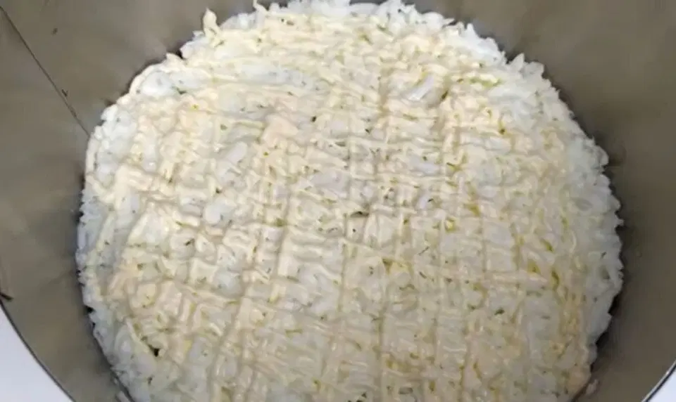 Салат с черносливом и копченой курицей — шаг 4