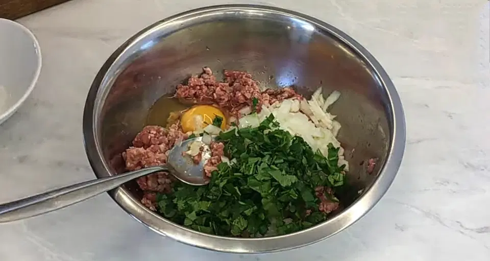 Ленивые чебуреки из лаваша с фаршем — шаг 2