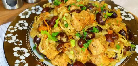 Свинина, тушеная с фасолью и квашеной капустой