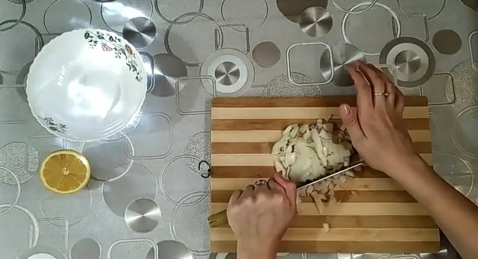 Слоеный салат с тунцом, рисом и луком — шаг 1