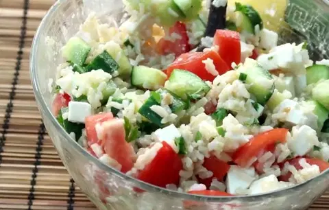 Салат с рисом, сыром и чесноком